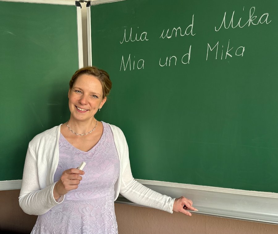 Diana Wegel vor der Tafel